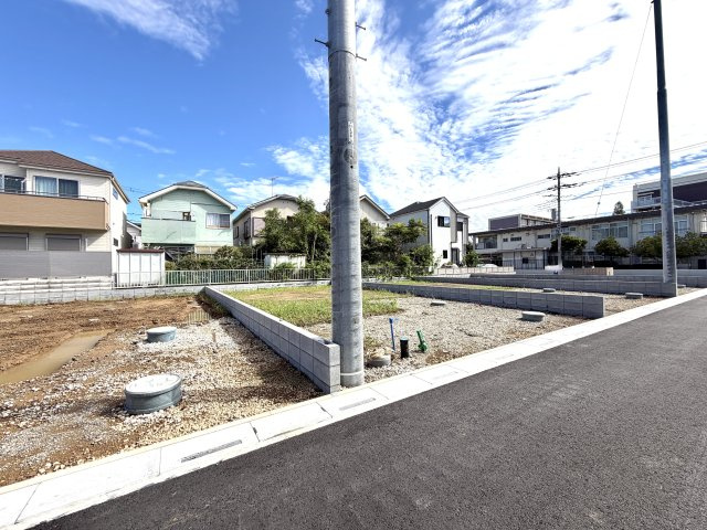 越谷市大泊第１０　4号棟リーブルガーデン新築戸建の外観|建物の配置や日当たりの良さが実感できる更地状態。周辺環境や前面道路の雰囲気も確認しやすい時期です。