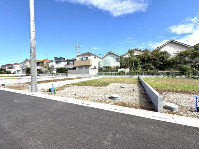 越谷市大泊第１０　4号棟リーブルガーデン新築戸建の外観|周囲の環境になじむ落ち着いた建築用地。前面道路の幅や車の出し入れのしやすさも現地でチェック可能です。
