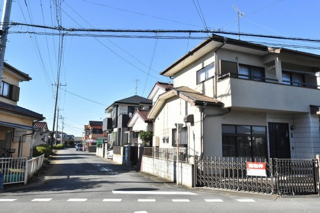 鴻巣市氷川町　中古一戸建ての前面道路含む現地写真