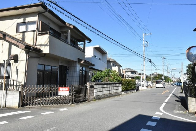 鴻巣市氷川町　中古一戸建ての前面道路含む現地写真