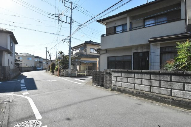 鴻巣市氷川町　中古一戸建ての前面道路含む現地写真