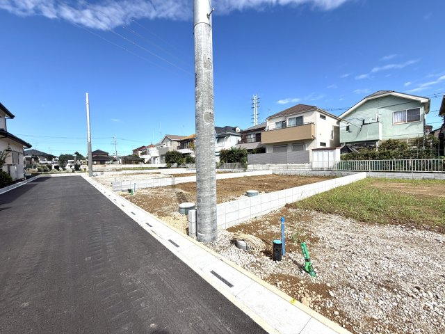 越谷市大泊第１０　5号棟リーブルガーデン新築戸建の外観|遮るもののない明るい陽光が注ぐ現地。周囲の建物との距離感や通風の良さを実感していただけます。