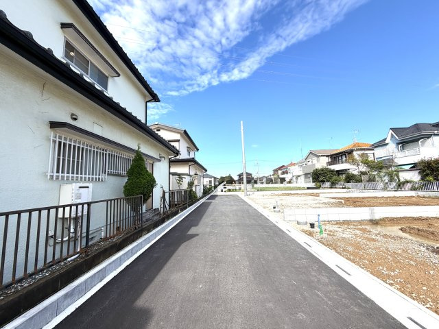 越谷市大泊第１０　5号棟リーブルガーデン新築戸建の前面道路含む現地写真|スッキリとした接道で車の出し入れがスムーズ。前面道路の交通量が少なく、静かで落ち着いた環境です。