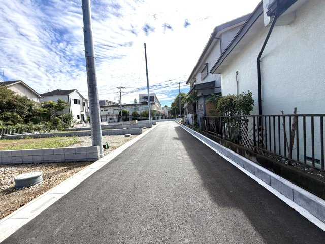 越谷市大泊第１０　5号棟リーブルガーデン新築戸建の前面道路含む現地写真|前面道路から直感的に敷地へアクセスできるわかりやすい配置。車の出入りや荷物の搬入もスムーズです。