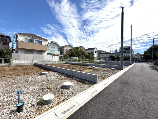 越谷市大泊第１０　5号棟リーブルガーデン新築戸建の外観|建物の配置や日当たりの良さが実感できる更地状態。周辺環境や前面道路の雰囲気も確認しやすい時期です。