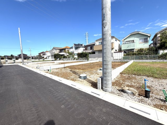 越谷市大泊第１０　5号棟リーブルガーデン新築戸建の外観|陽当たり良好なフラットな敷地。これからの工事経過とともに、住まいが形作られていく様子を楽しめます。
