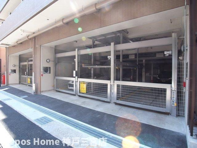 プレサンスジェネ新神戸ステーションフロントの駐車場