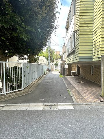 港区西麻布　中古戸建の前面道路含む現地写真