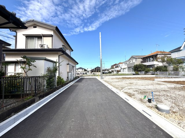 越谷市大泊第１０　6号棟リーブルガーデン新築戸建の前面道路含む現地写真|車通りが穏やかな前面道路。敷地へのアプローチもしやすく、ご家族やゲストを安心して迎え入れられます。