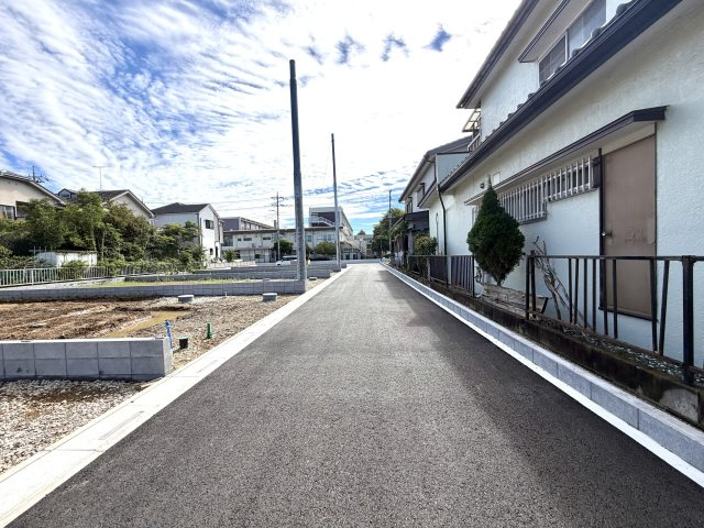 越谷市大泊第１０　6号棟リーブルガーデン新築戸建の前面道路含む現地写真|接道方向からの陽当たりと風通しをしっかり確保。通行人の視線が気になりにくく、プライバシーも保てます。