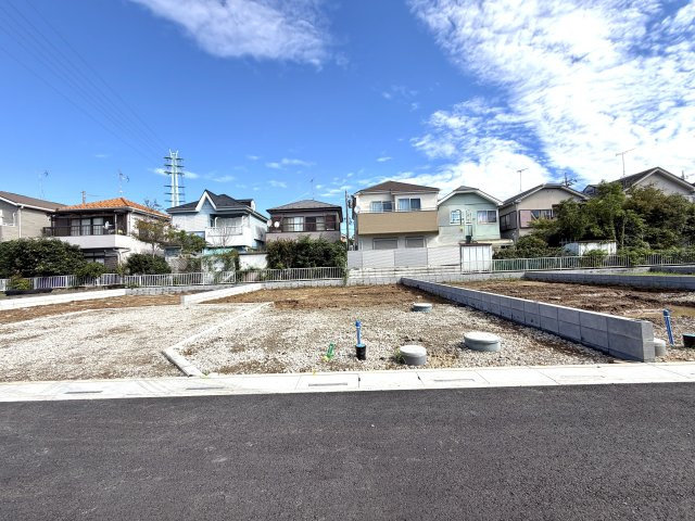 越谷市大泊第１０　6号棟リーブルガーデン新築戸建の外観|敷地の広さと角地ならではの開放感が伝わる更地。建物の立体感や配置計画も想像しやすい環境です。