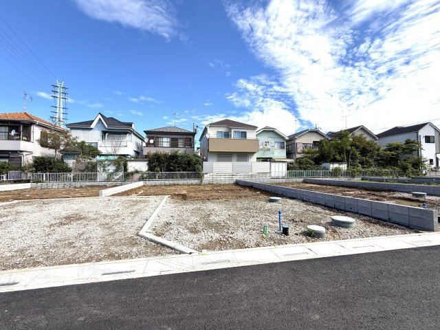 越谷市大泊第１０　6号棟リーブルガーデン新築戸建の外観|遮るもののない明るい陽光が注ぐ現地。周囲の建物との距離感や通風の良さを実感していただけます。