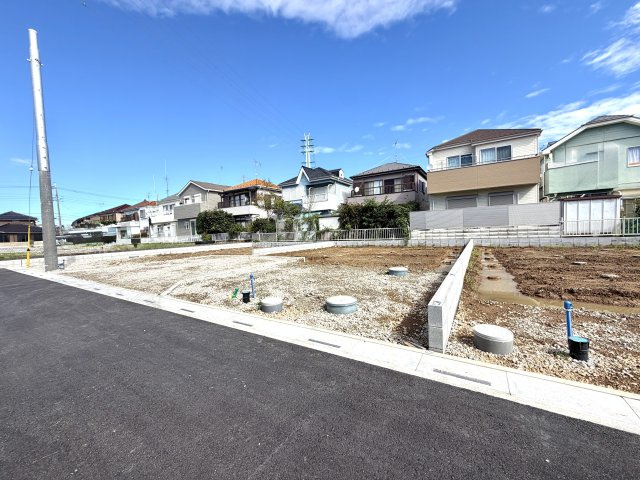 越谷市大泊第１０　6号棟リーブルガーデン新築戸建の外観|建物の配置や日当たりの良さが実感できる更地状態。周辺環境や前面道路の雰囲気も確認しやすい時期です。