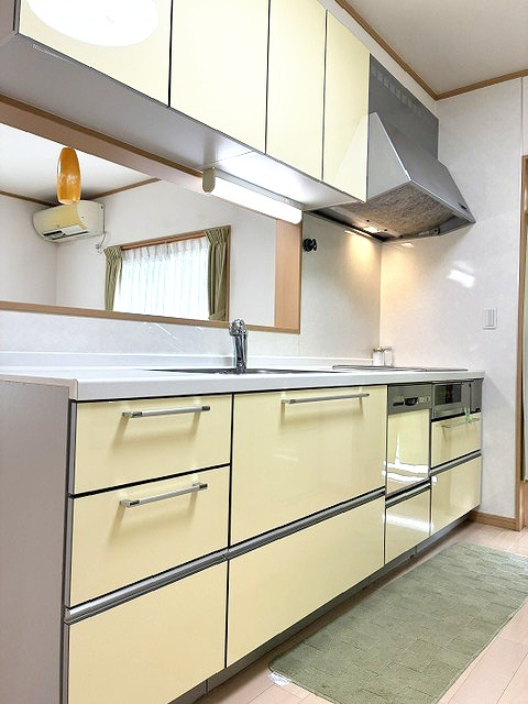 加須市船越のキッチン|淡いイエローカラーの明るいキッチン！収納もたくさんできます！