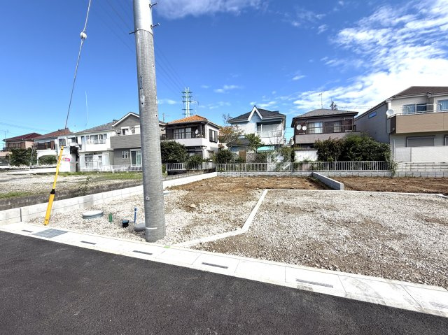 越谷市大泊第１０　7号棟リーブルガーデン新築戸建の外観|これから工事が始まるワクワク感のある現地。日差しがしっかり届く恵まれた立地環境をご覧ください。