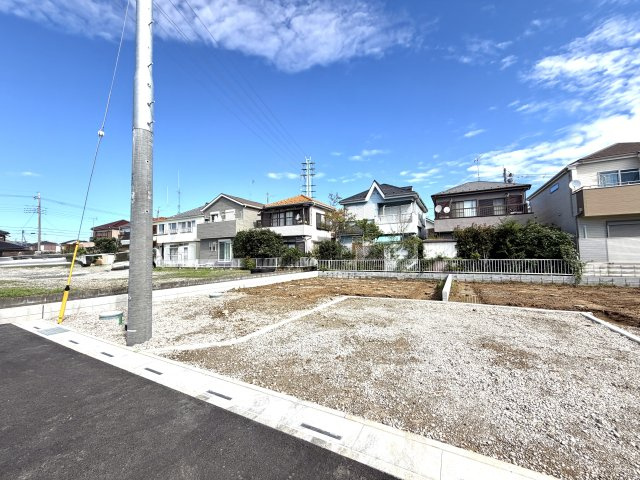 越谷市大泊第１０　7号棟リーブルガーデン新築戸建の外観|遮るもののない明るい陽光が注ぐ現地。周囲の建物との距離感や通風の良さを実感していただけます。