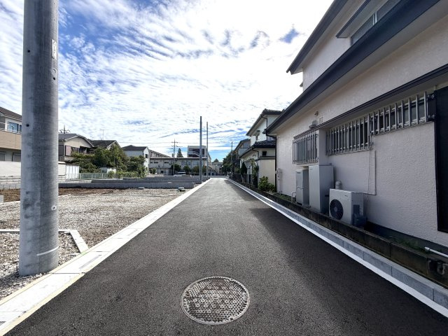 越谷市大泊第１０　7号棟リーブルガーデン新築戸建の前面道路含む現地写真|わかりやすく整備された前面道路に面した敷地。周辺は静かな住宅街で、日々の暮らしが穏やかに営めます。