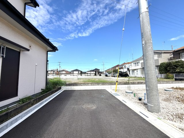 越谷市大泊第１０　7号棟リーブルガーデン新築戸建の前面道路含む現地写真|前面道路は主に近隣住民が利用するため交通量が抑えめ。静かな生活環境と車通りの少なさが大きな魅力です。