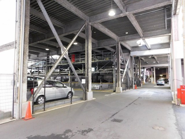 ダイアパレスUアリーナウエストウイングの駐車場