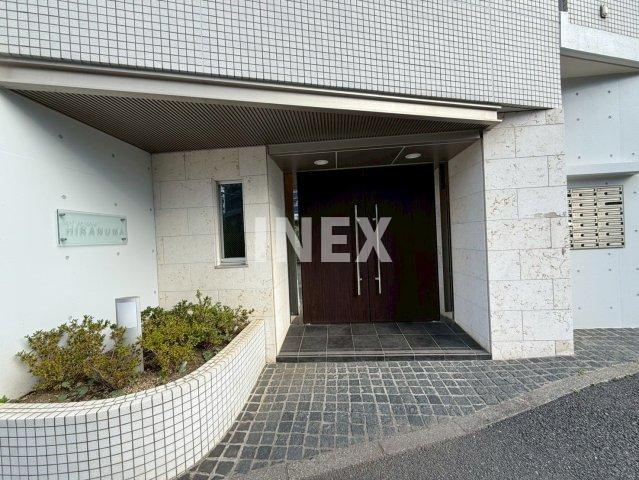 横浜市西区平沼２丁目の賃貸マンションのエントランス