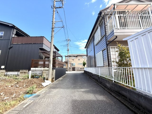 越谷市大沢１５期１号棟グラファーレ　新築戸建の前面道路含む現地写真|敷地前面に十分なスペースがあり車の据え切りも楽々。駐車が苦手な方でも安心して運転できる道路環境です。