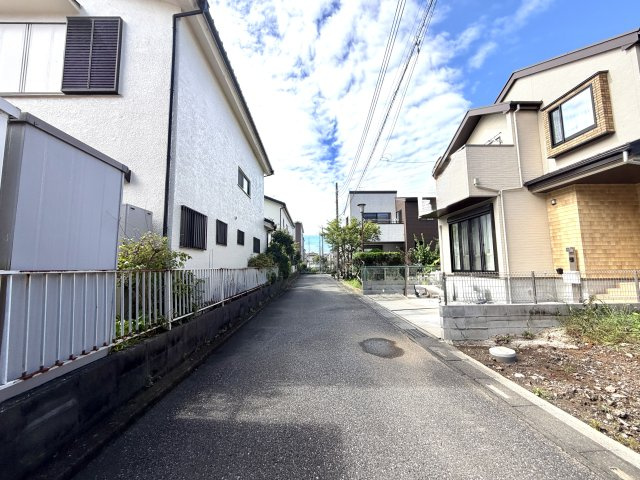 越谷市大沢１５期１号棟グラファーレ　新築戸建の前面道路含む現地写真|交通量が限られた安心感のある前面道路。お子様やペットとの散歩、毎日の通勤通学も安全に行えます。