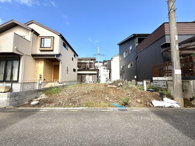 越谷市大沢１５期１号棟グラファーレ　新築戸建の外観|建物の配置や日当たりの良さが実感できる更地状態。周辺環境や前面道路の雰囲気も確認しやすい時期です。