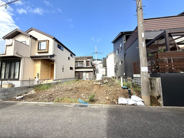越谷市大沢１５期１号棟グラファーレ　新築戸建の外観|すっきりと整地された建築予定地。陽差しを遮るものがなく、開放的な陽当たりと風通しが期待できます。