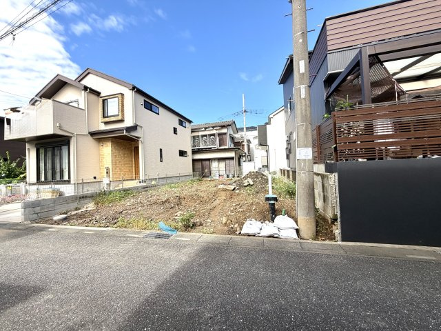 越谷市大沢１５期１号棟グラファーレ　新築戸建の外観|施工前のクリアな敷地状況をご覧いただけます。周辺の静かな街並みや暮らしやすさを現地でお確かめください。