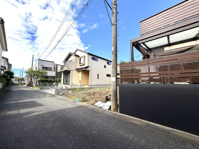 越谷市大沢１５期１号棟グラファーレ　新築戸建の外観|これから基礎工事が始まる準備段階の敷地。永く住み続ける土地の素顔をじっくりご確認できる機会です。