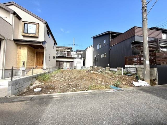 越谷市大沢１５期１号棟グラファーレ　新築戸建の外観|綺麗に区画整理された施工前エリア。日々の生活イメージを膨らませながら現地をご覧いただけます。