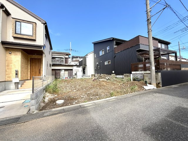 越谷市大沢１５期１号棟グラファーレ　新築戸建の外観|遮るもののない明るい陽光が注ぐ現地。周囲の建物との距離感や通風の良さを実感していただけます。
