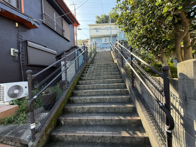 真鶴町　真鶴の外観|前面道路から玄関まで階段を下ります。