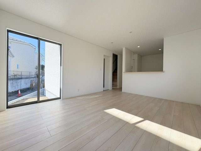 三郷市高州4丁目　新築戸建　全7棟　3号棟の居間・リビング|同施工会社の参考写真になります。