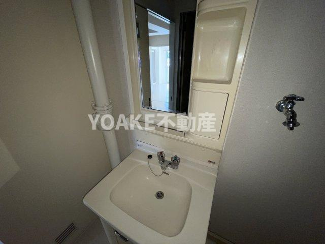 フラット座間の洗面所|別号室の写真となります。現況優先。