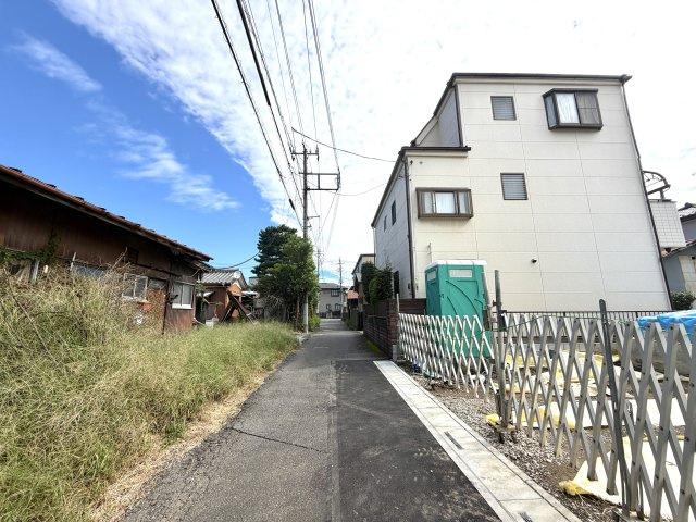 越谷市大沢　１号棟新築戸建の前面道路含む現地写真|接道方向からの陽当たりと風通しをしっかり確保。通行人の視線が気になりにくく、プライバシーも保てます。