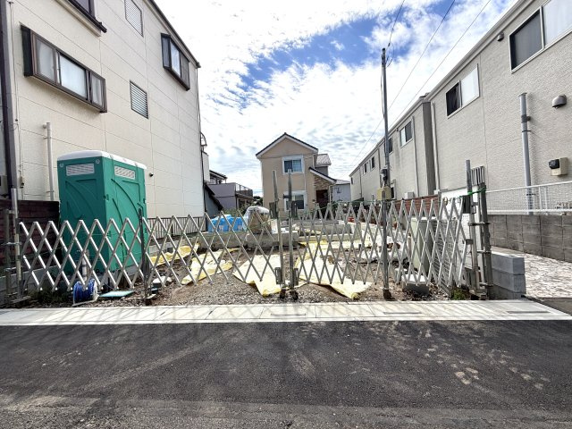 越谷市大沢　１号棟新築戸建の外観|コンクリート打設が完了した綺麗な基礎部分。ここから柱が立ち上がり、立体的な形へと変化していきます。