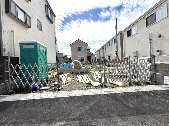 越谷市大沢　１号棟新築戸建の外観|水平と強度の精度を保ちながら丁寧に行う基礎工事。これからの施工工程も安全第一で進めてまいります。
