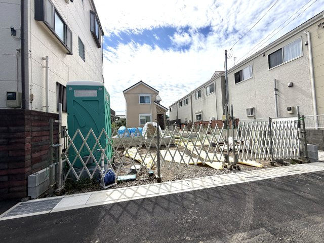 越谷市大沢　１号棟新築戸建の外観|完成後には隠れてしまう基礎内部を確認できる貴重な時期。しっかりとした造りをぜひ現地でご覧ください。