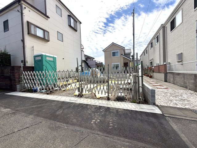 越谷市大沢　１号棟新築戸建の外観|頑丈な建物を創るベタ基礎工事を施工中。完成後は見えなくなる構造の裏側まで丁寧な仕事を徹底しています。