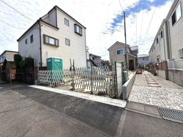 越谷市大沢　１号棟新築戸建の外観|鉄筋が綺麗に組み上げられた基礎工事現場。地震や災害に強い住まいを目指し施工を進めております。