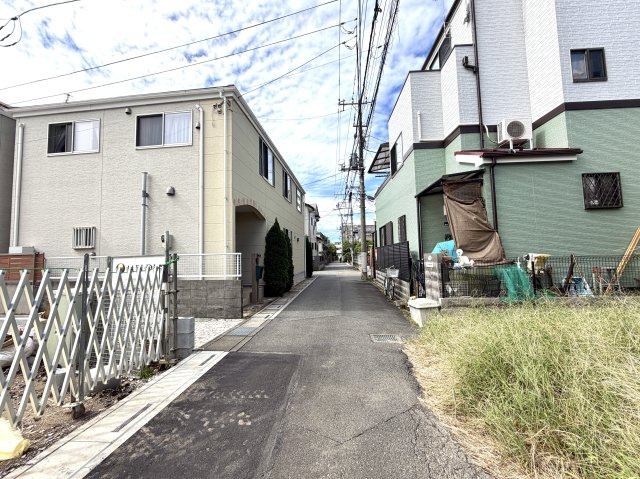 越谷市大沢　１号棟新築戸建の前面道路含む現地写真|交通量が限られた安心感のある前面道路。お子様やペットとの散歩、毎日の通勤通学も安全に行えます。