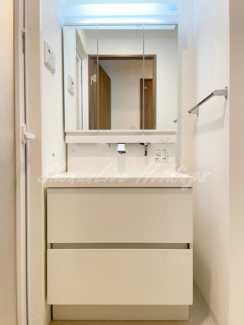 横浜市戸塚区矢部町の賃貸マンションの洗面所|明るい洗面所です