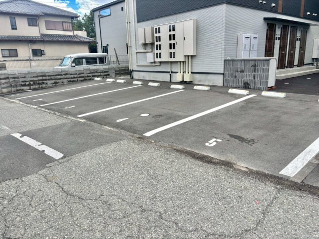Sereno　Ortの駐車場