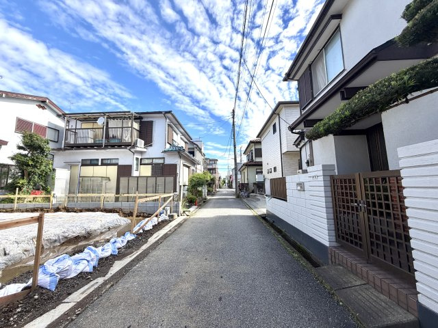 越谷市下間久里１号棟リーブルガーデン　新築戸建の前面道路含む現地写真|車の通り抜けが少ない道路構造のため防犯面でも安心。お子様の登下校や毎日の歩行も安全な環境です。