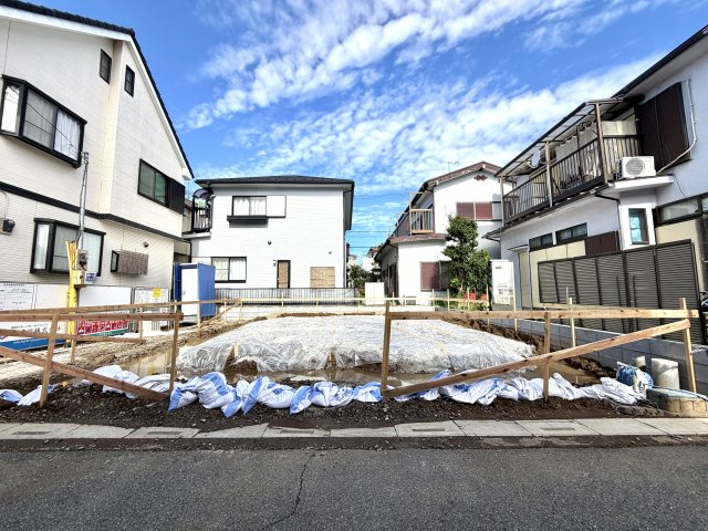 越谷市下間久里１号棟リーブルガーデン　新築戸建の外観|水平と強度の精度を保ちながら丁寧に行う基礎工事。これからの施工工程も安全第一で進めてまいります。