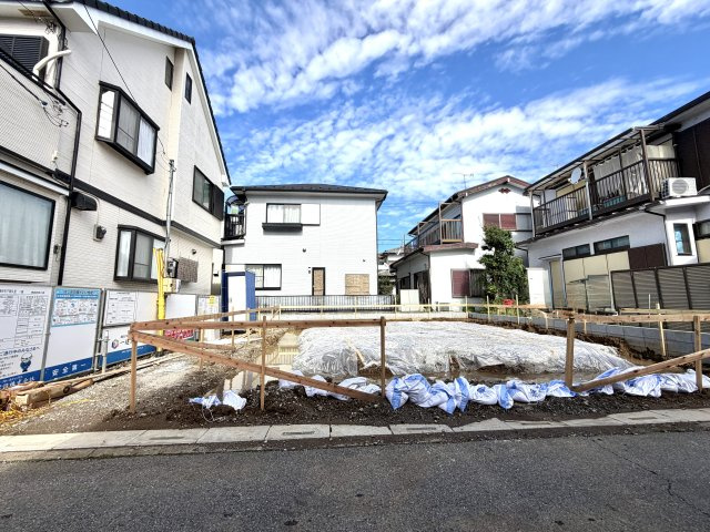 越谷市下間久里１号棟リーブルガーデン　新築戸建の外観|完成後には隠れてしまう基礎内部を確認できる貴重な時期。しっかりとした造りをぜひ現地でご覧ください。