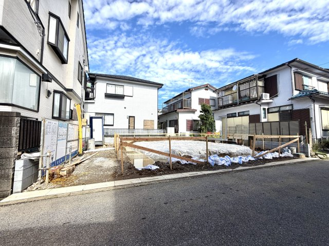 越谷市下間久里１号棟リーブルガーデン　新築戸建の外観|完成後には隠れてしまう基礎内部を確認できる貴重な時期。しっかりとした造りをぜひ現地でご覧ください。
