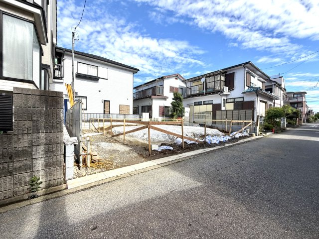 越谷市下間久里１号棟リーブルガーデン　新築戸建の外観|耐震基準を満たした強固な基礎構造を構築中。建物全体の安定感を決定づける重要な工程を進めています。