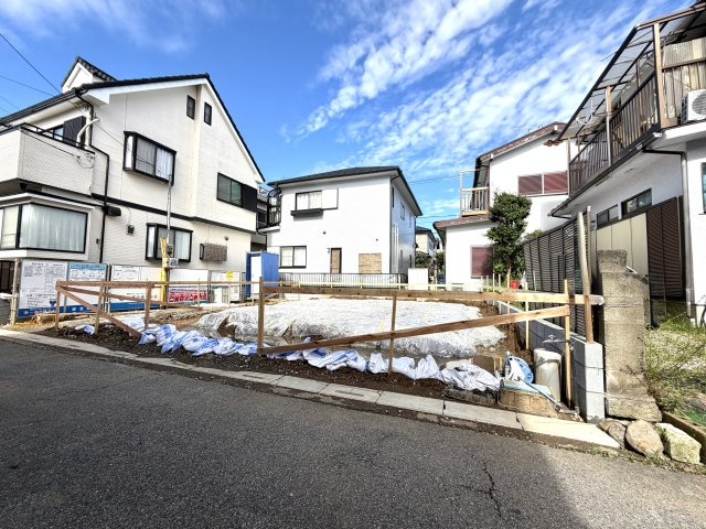 越谷市下間久里１号棟リーブルガーデン　新築戸建の外観|頑丈な建物を創るベタ基礎工事を施工中。完成後は見えなくなる構造の裏側まで丁寧な仕事を徹底しています。
